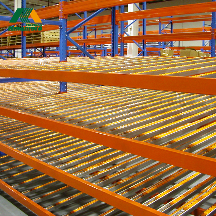 Estructura metálica resistente con bandejas inclinadas de rodillos