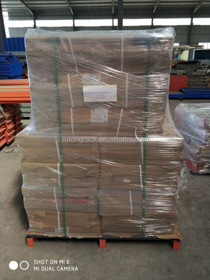 Papel kraft y film plástico para estantes