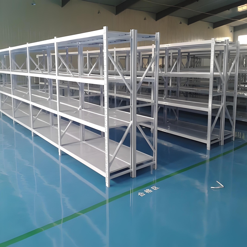 Estanterías metálicas industriales de uso medio para almacenes y depósitos. Estanterías apilables.