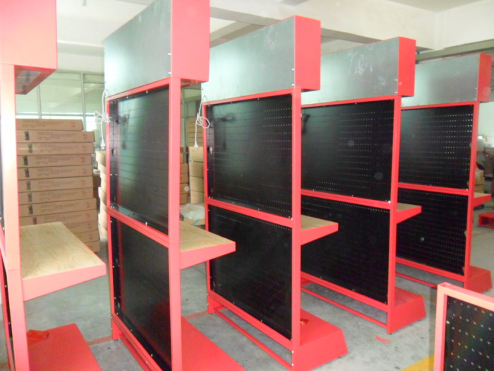Estantería metálica expositora para ferreterías, herramientas eléctricas y manuales, con una amplia gama de ganchos y accesorios.