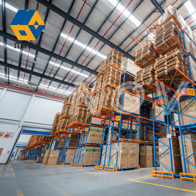 Sistema de estanterías de gran capacidad y alta resistencia (2000 kg por nivel) para almacén. Estantería de palets apilable de vigas de alta resistencia.