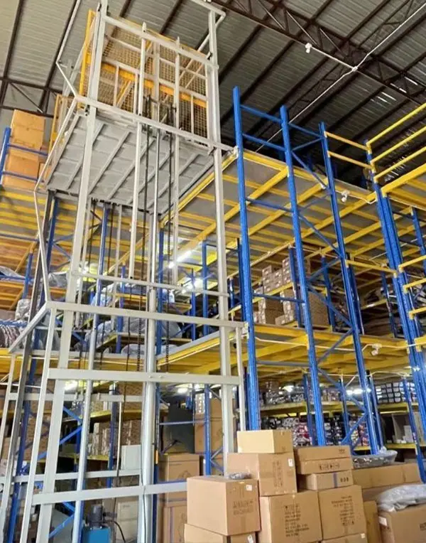 Entrepiso sobre estanterías de recambios en Tailandia