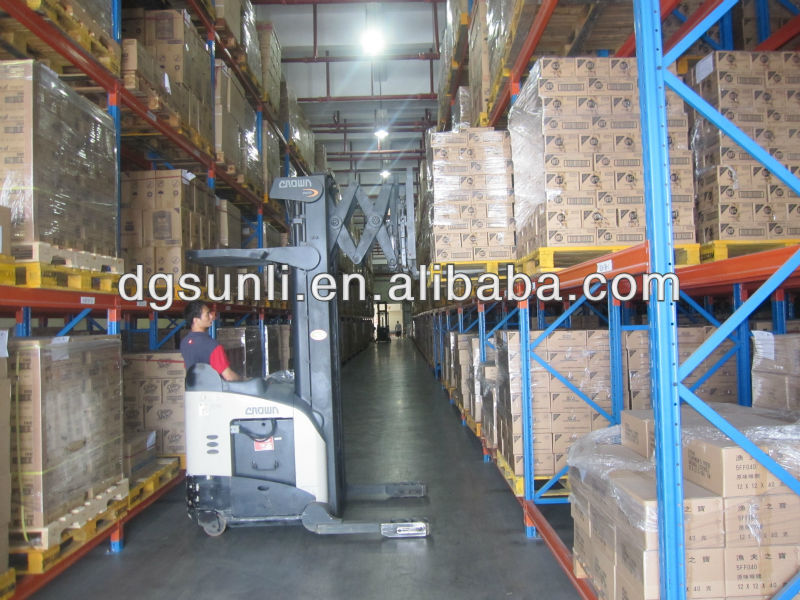 Solución de Almacén con Estanterías Metálicas y Apilador