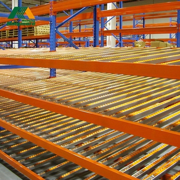 Estantería de flujo para cajas de almacenamiento en almacén, automatización industrial, almacenamiento por gravedad.