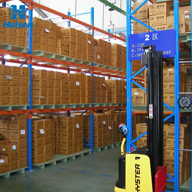 Estantería apilable metálica de alta resistencia con capacidad para 3000 kg, ideal para garajes y almacenes.