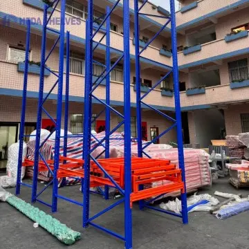 Estantería push-back para palets con carros por gravedad