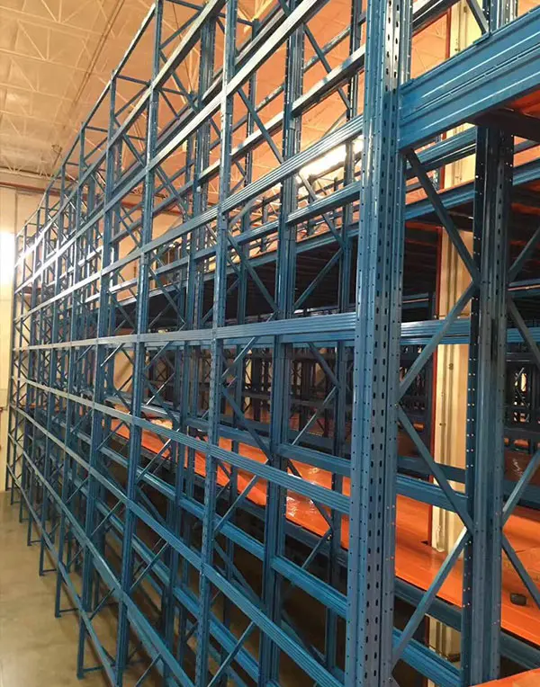 Entrepiso soportado por estanterías en nave industrial de México