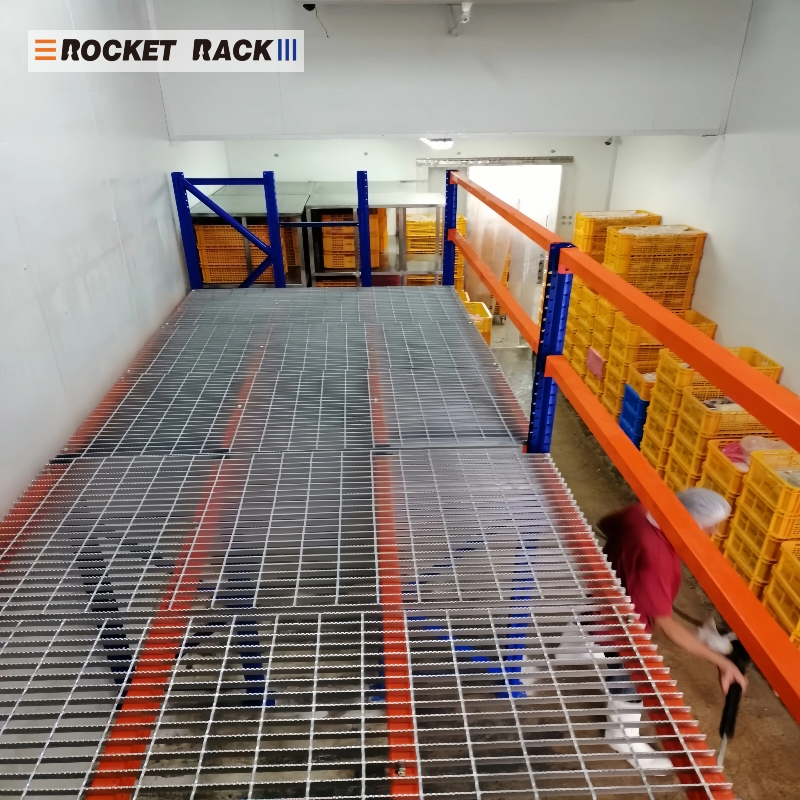Estantería de almacén, entrepiso, estructura de piso multinivel de alta resistencia, acero, capacidad de carga de 500 kg/m², anticorrosión.