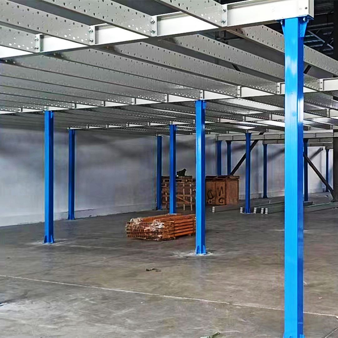 Plataforma de entrepiso de acero de 5 niveles de servicio medio con protección contra la corrosión para estanterías y apilamiento de almacenamiento en almacenes industriales.