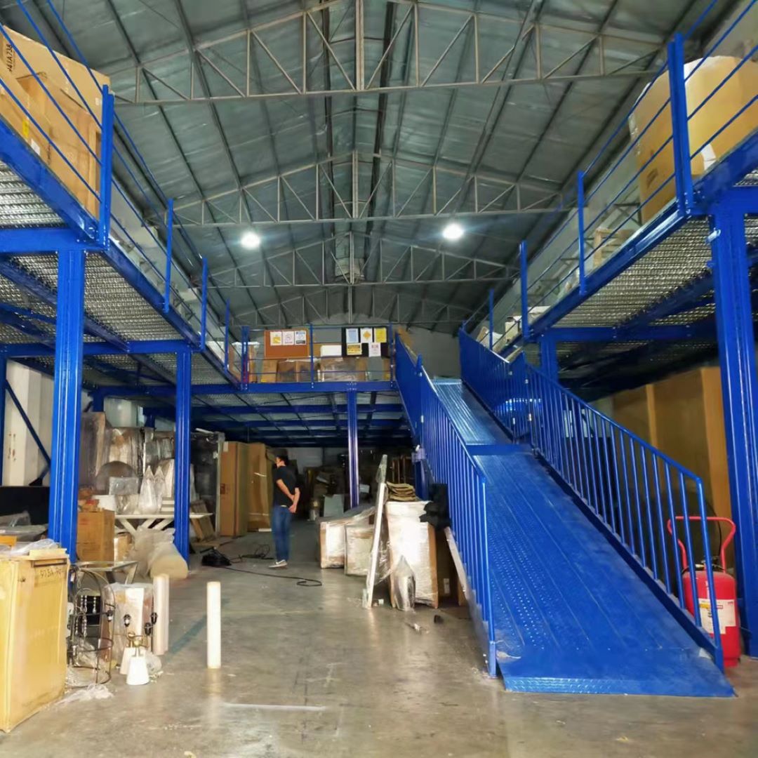 Plataforma de entrepiso de acero de 5 niveles de servicio medio con protección contra la corrosión para estanterías y apilamiento de almacenamiento en almacenes industriales.
