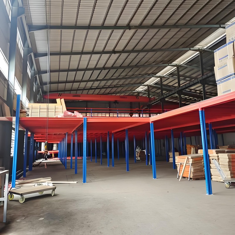 Sistema de estanterías de entrepiso de acero de varios niveles, plataforma elevada industrial para almacenamiento de palets.