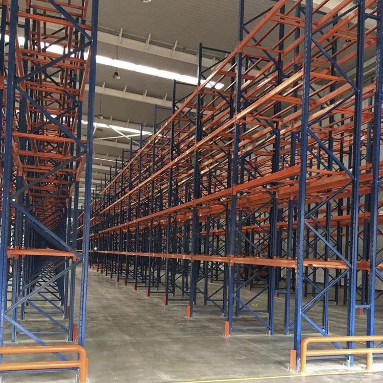 Estanterías de alta resistencia, ajustables y de gran nivel, con alta capacidad de carga para palets y mercancías a granel, ideales para almacenes y centros logísticos.