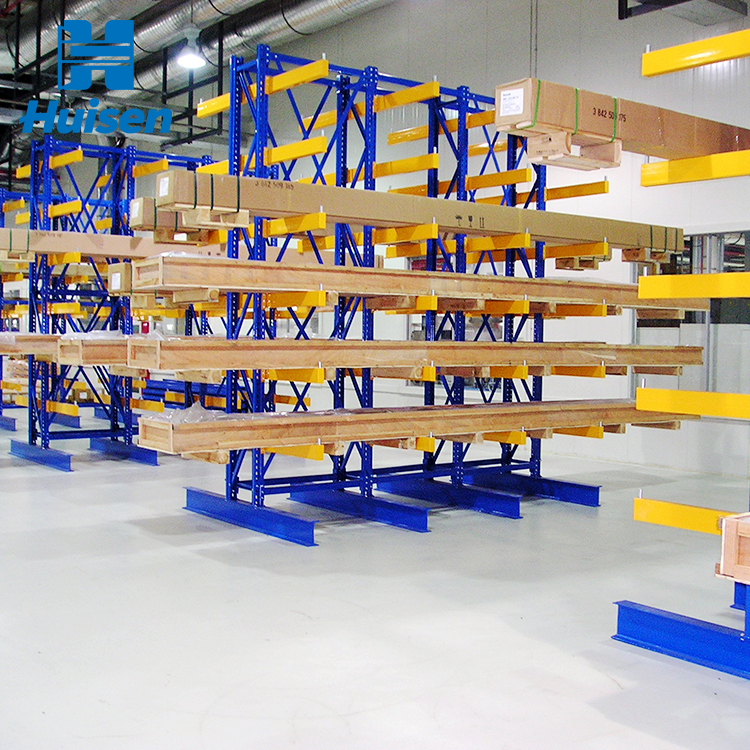 Estantería industrial resistente y duradera. Sistema de estanterías con brazos en voladizo ajustables y duraderos para almacenamiento en almacenes.