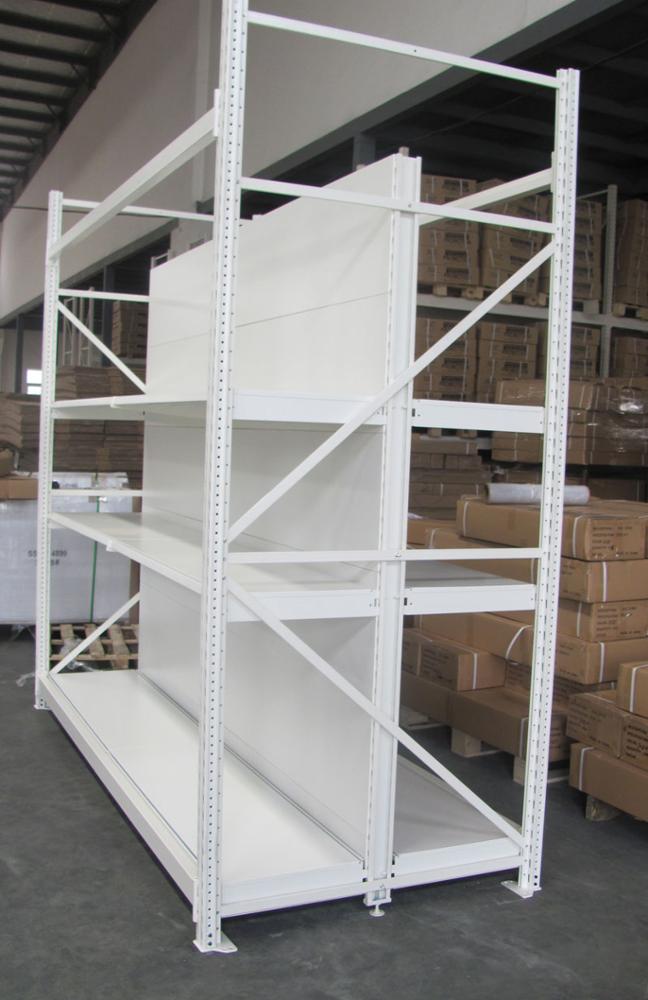 Sistema modular de estanterías y sistemas de almacenamiento integrados para hipermercados, diseñados para albergar productos de gran tamaño en centros comerciales.