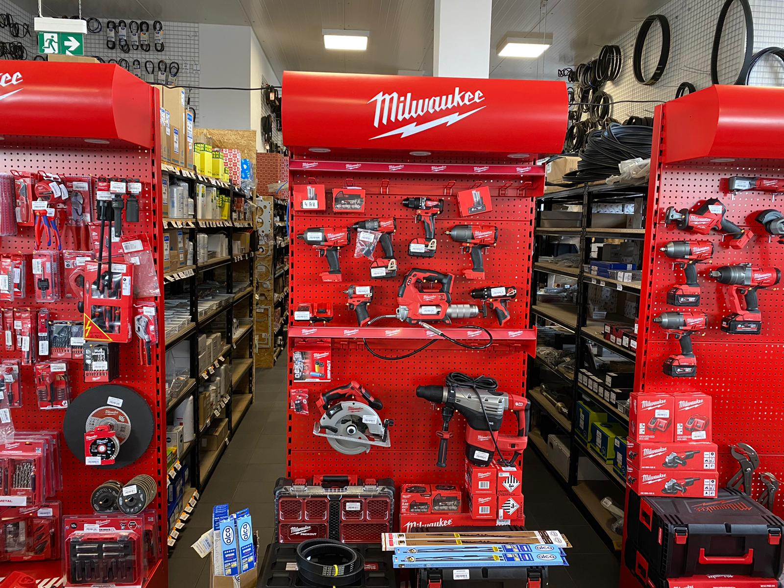 Estantería metálica expositora para ferreterías, herramientas eléctricas y manuales, con una amplia gama de ganchos y accesorios.