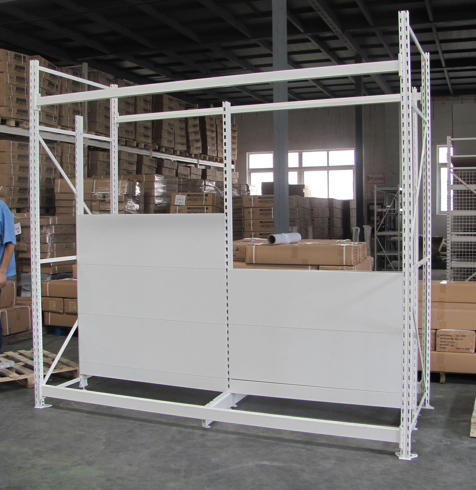 Sistema modular de estanterías y sistemas de almacenamiento integrados para hipermercados, diseñados para albergar productos de gran tamaño en centros comerciales.