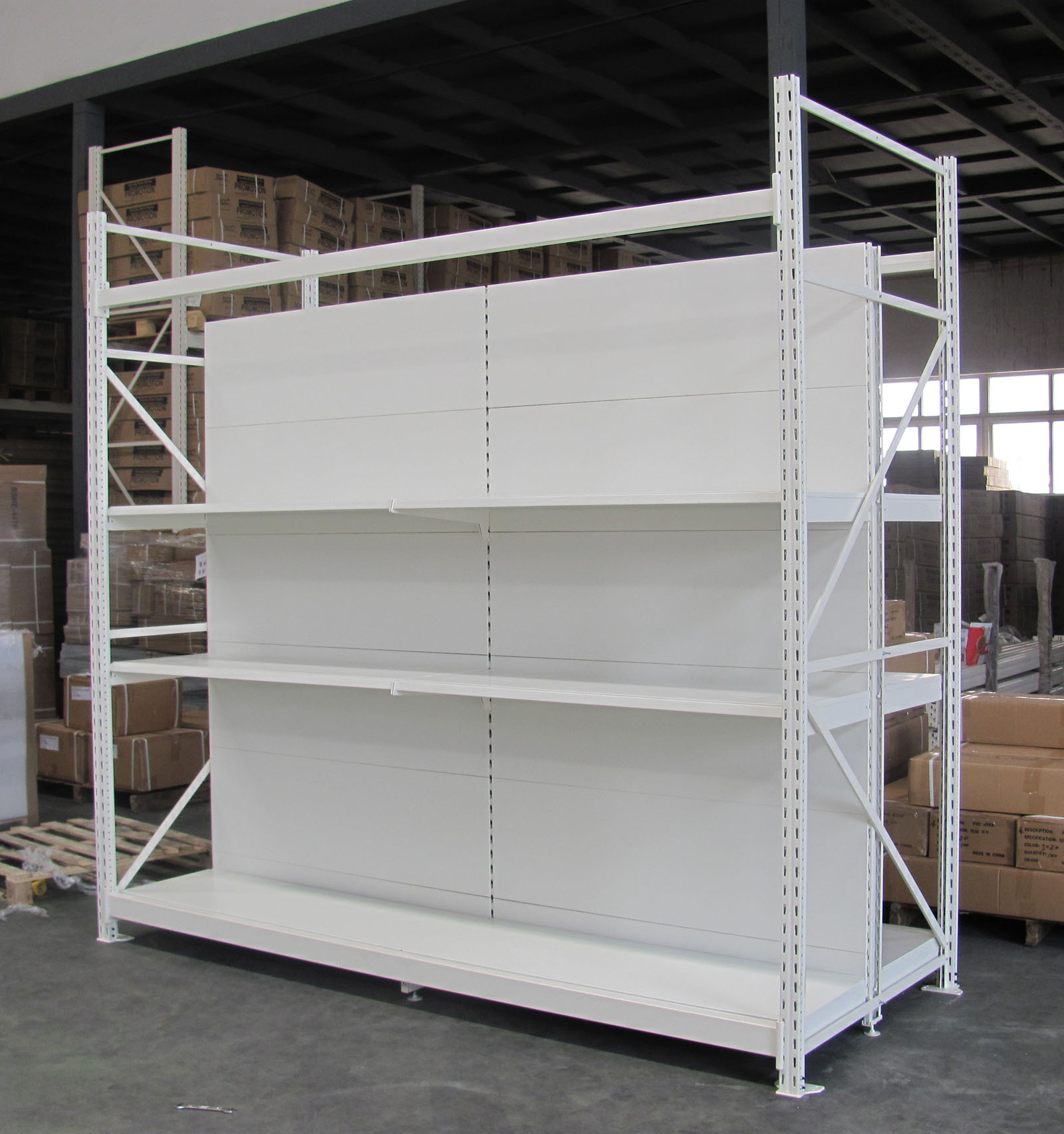 Sistema modular de estanterías y sistemas de almacenamiento integrados para hipermercados, diseñados para albergar productos de gran tamaño en centros comerciales.