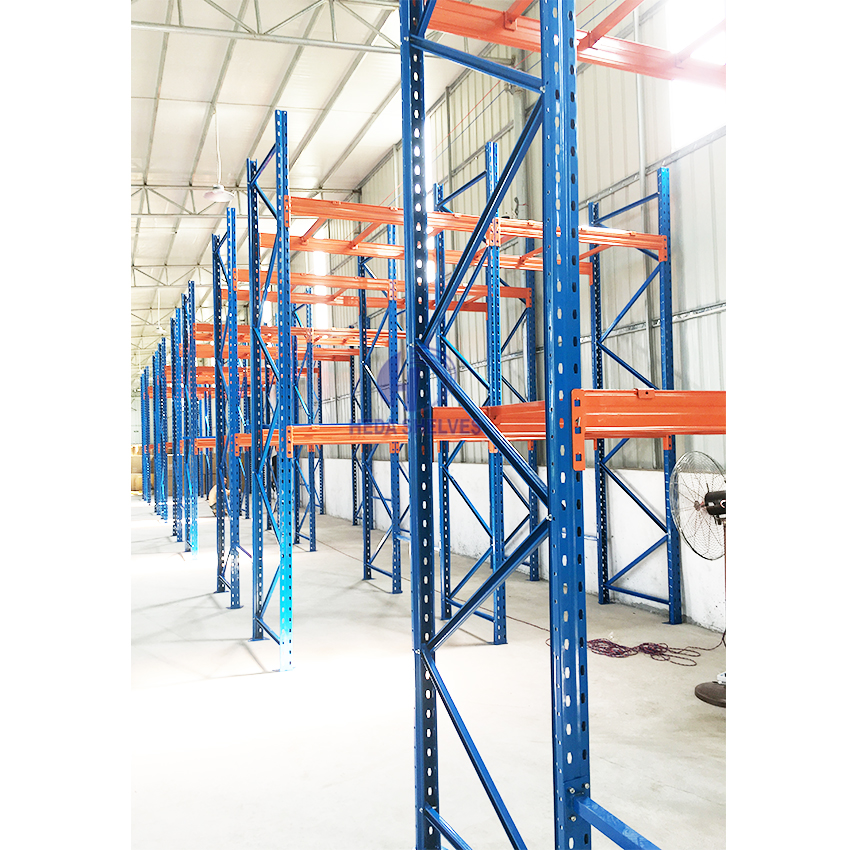 Estanterías altas para palets a medida para almacenes. Sistema de estanterías para palets de alta resistencia con capacidad de hasta 3000 kg por nivel.