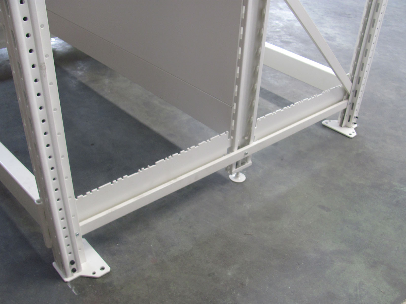 Sistema modular de estanterías y sistemas de almacenamiento integrados para hipermercados, diseñados para albergar productos de gran tamaño en centros comerciales.