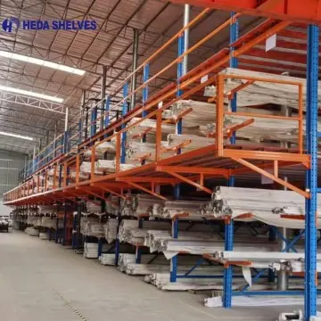 Entrepiso industrial combinado con estantería cantiléver