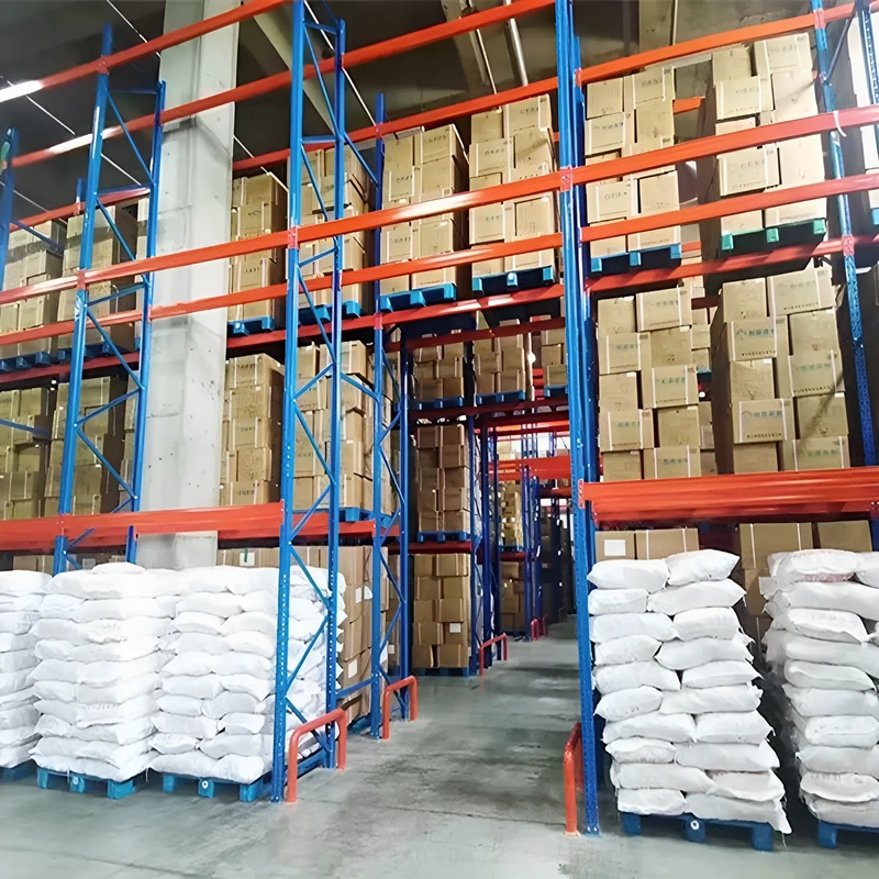 Sistema de estanterías para palets drive-in de 5 niveles, preparado para el futuro. Almacenamiento de metal de acero de alta resistencia para almacenes. Ajustable y duradero.