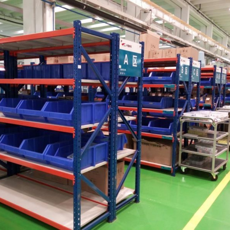 Sistema de estanterías para palets de 4 niveles y 800 kg de capacidad media-alta, de acero, ajustables y de gran envergadura, para almacenamiento en almacén.