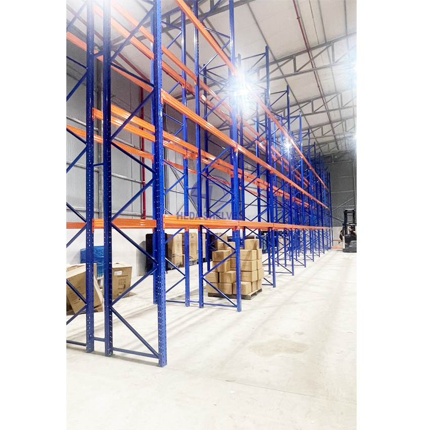 Estanterías altas para palets a medida para almacenes. Sistema de estanterías para palets de alta resistencia con capacidad de hasta 3000 kg por nivel.