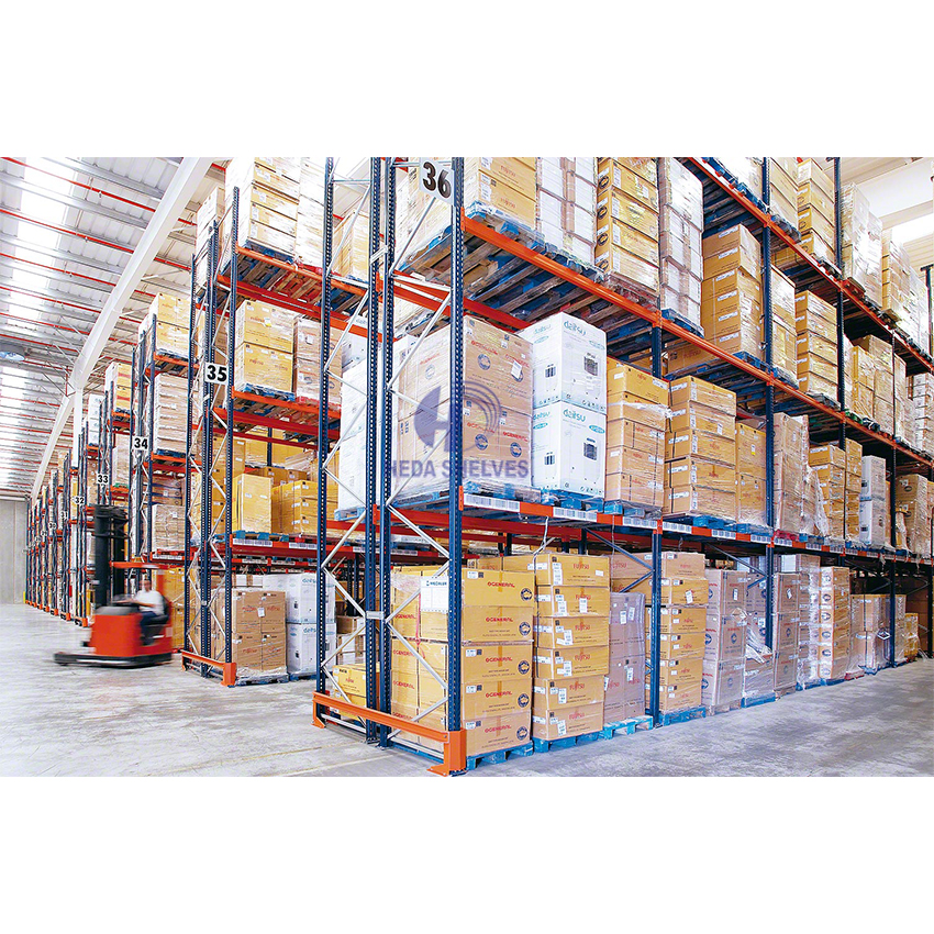 Estanterías altas para palets a medida para almacenes. Sistema de estanterías para palets de alta resistencia con capacidad de hasta 3000 kg por nivel.