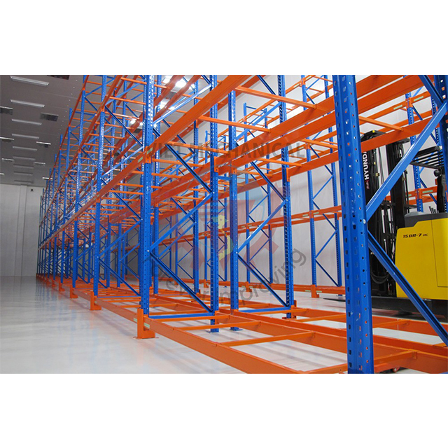 Estantería selectiva para palets diseñada para almacenamiento de acceso directo, que ofrece una configuración flexible y una operación de almacén eficiente.