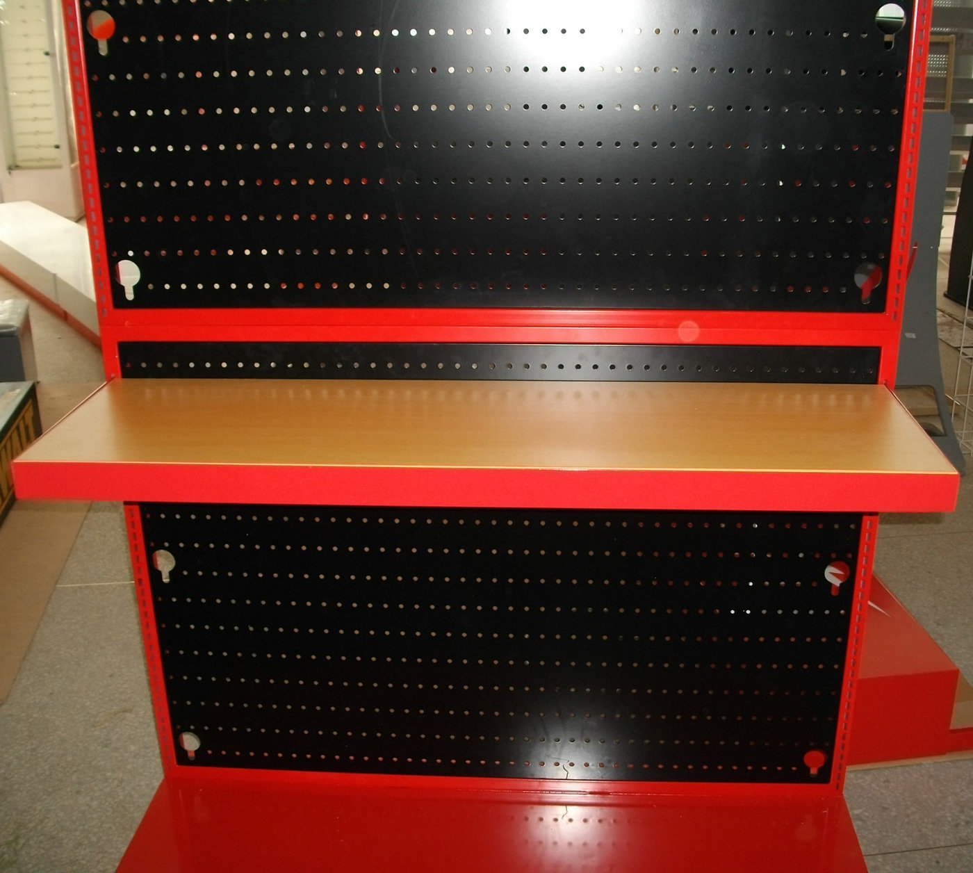 Estantería metálica expositora para ferreterías, herramientas eléctricas y manuales, con una amplia gama de ganchos y accesorios.