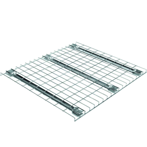 Estantería para palets de doble profundidad con plataforma de malla metálica.