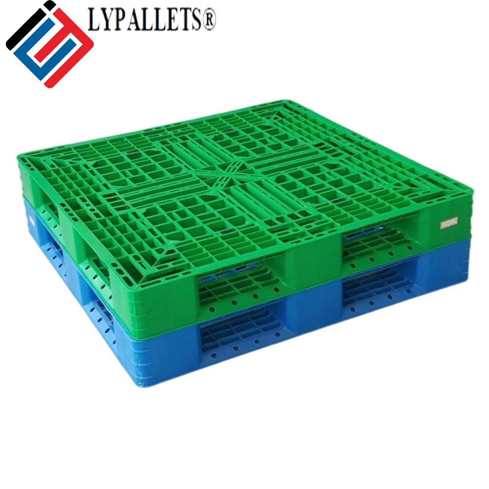 Palets industriales apilables de plástico de una sola cara de 4 vías para almacenamiento en estanterías, resistentes y de una sola plataforma, de fabricación europea.