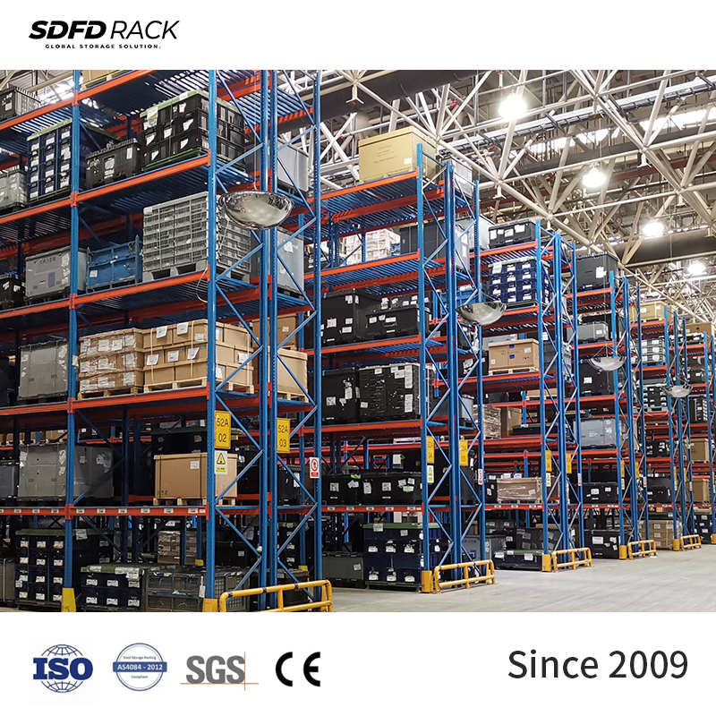 Sistema de estanterías selectivas ajustables de alta resistencia para palets. Capacidad de carga de 1000 a 3000 kg. Estanterías apilables para almacenamiento en almacén.