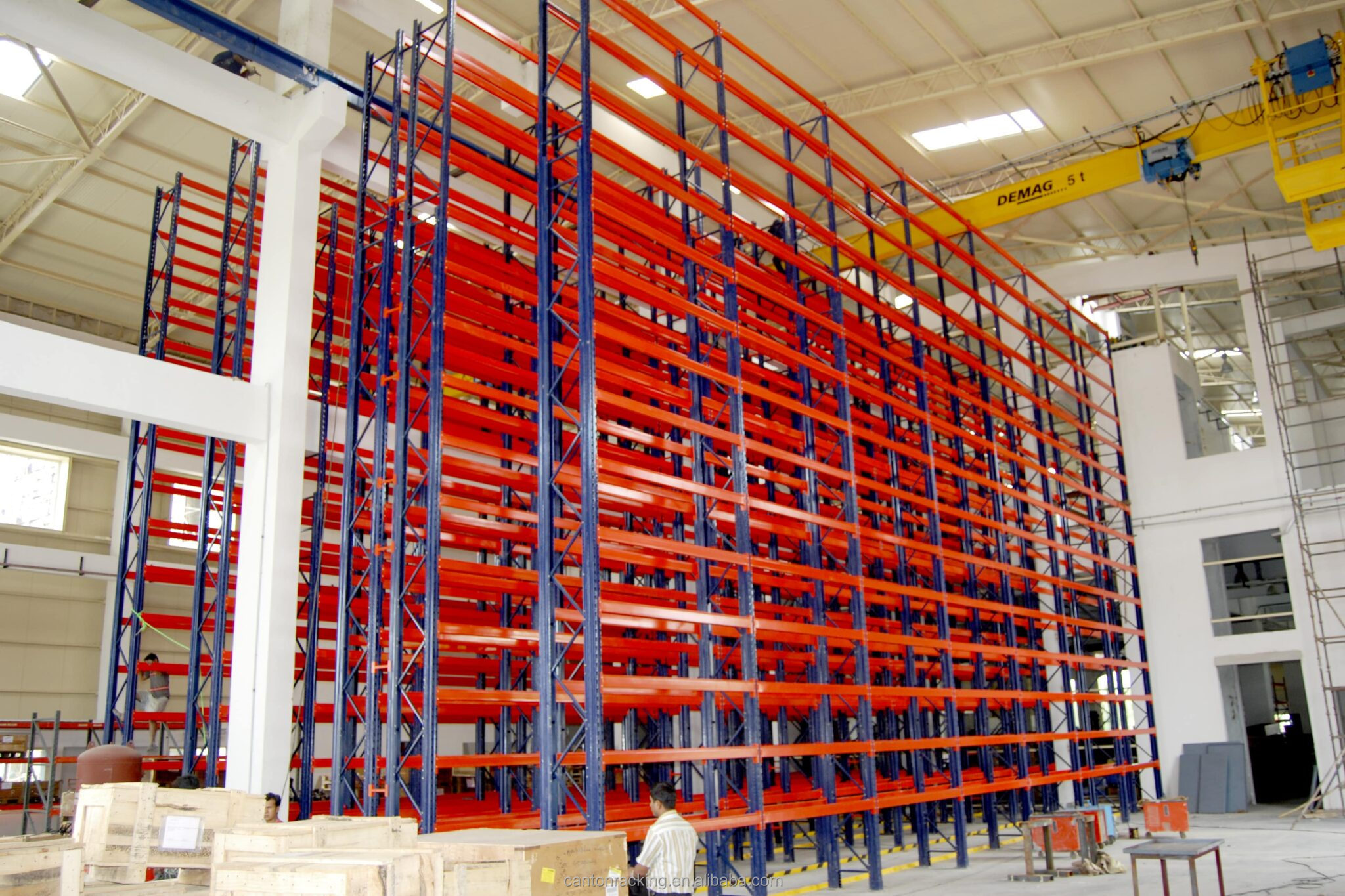 Los sistemas de estanterías para palets Tear Drop 100% selectivas permiten el acceso a cada palet. Este diseño de estantería de almacenamiento es económico y eficiente.