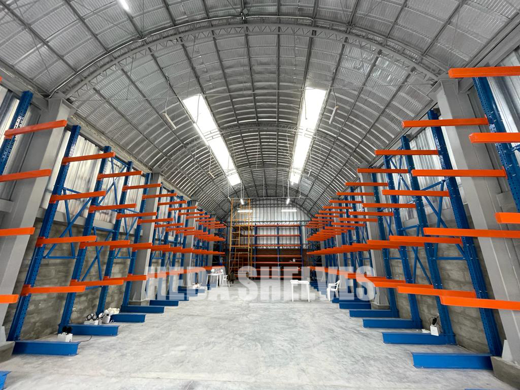 Montaje de estanterías en centro logístico