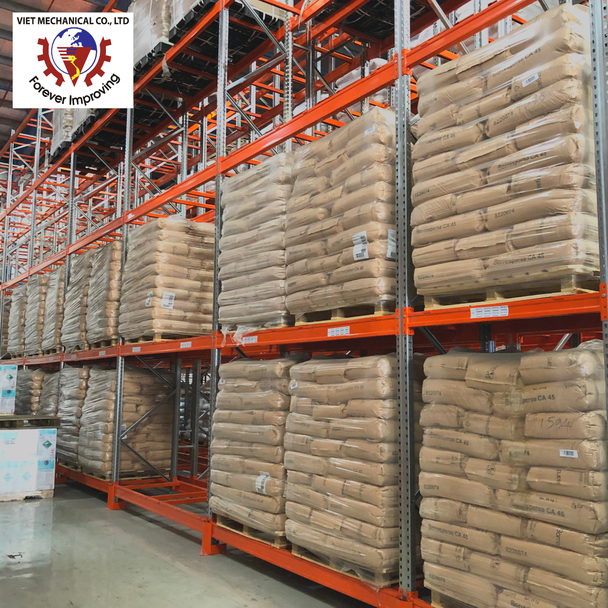 Sistema de estanterías de doble profundidad para almacenes y centros de distribución de almacenamiento de palets de alta densidad.