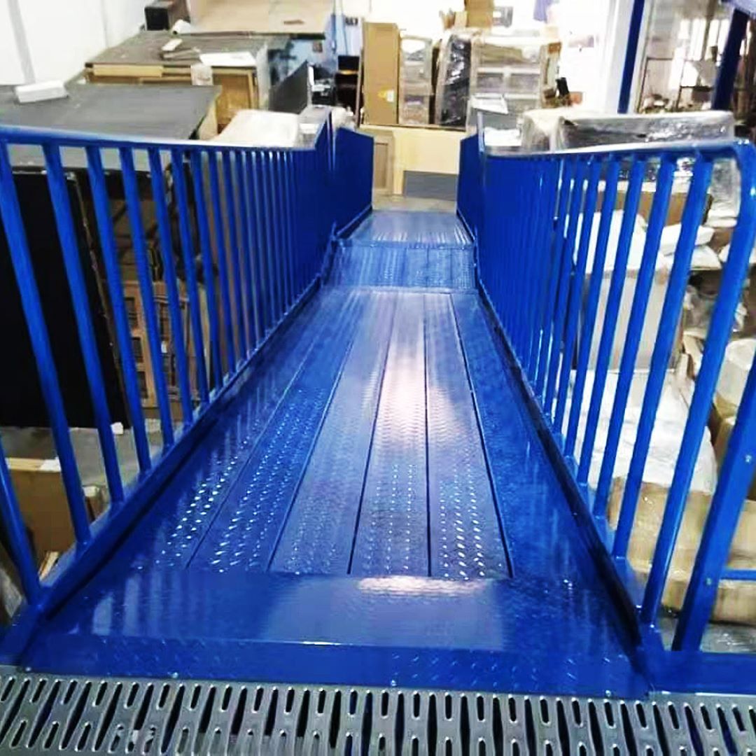Plataforma de entrepiso de acero de 5 niveles de servicio medio con protección contra la corrosión para estanterías y apilamiento de almacenamiento en almacenes industriales.