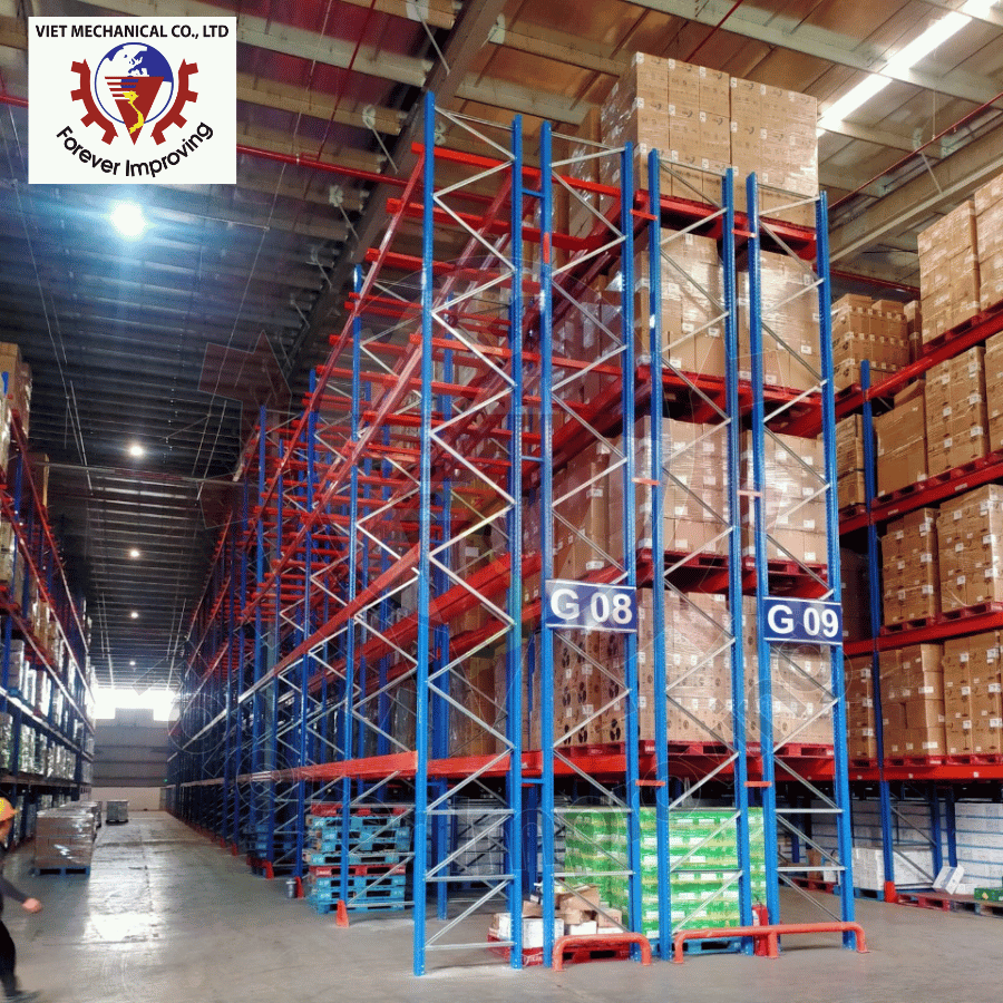 Sistema de estanterías de doble profundidad para almacenes y centros de distribución de almacenamiento de palets de alta densidad.