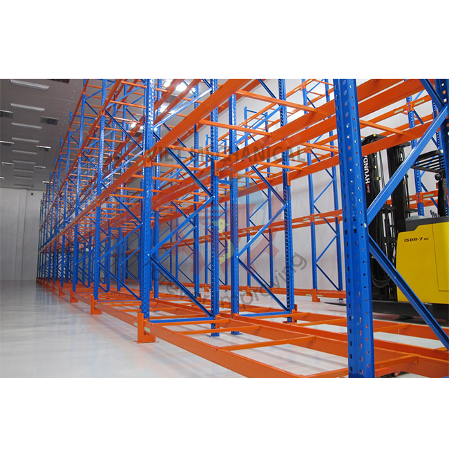 Estantería selectiva para palets diseñada para almacenamiento de acceso directo, que ofrece una configuración flexible y una operación de almacén eficiente.