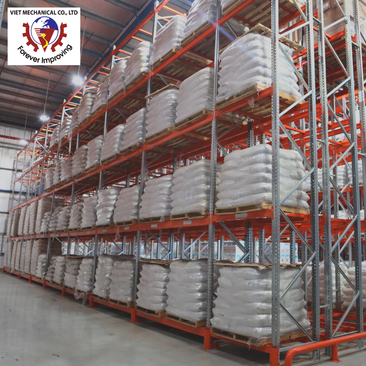 Sistema de estanterías de doble profundidad para almacenes y centros de distribución de almacenamiento de palets de alta densidad.