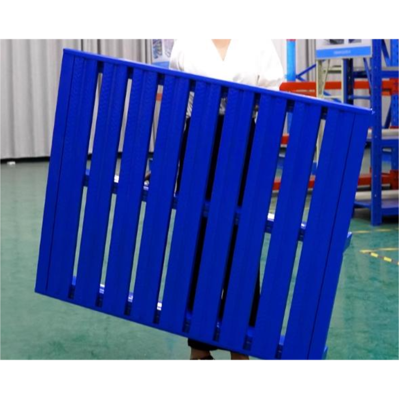 Estanterías industriales de alta resistencia para palets, fabricadas en HDPE, para manipulación de materiales, transferencia y almacenamiento con carretillas elevadoras, capacidad de 800 kg a 4000 kg.