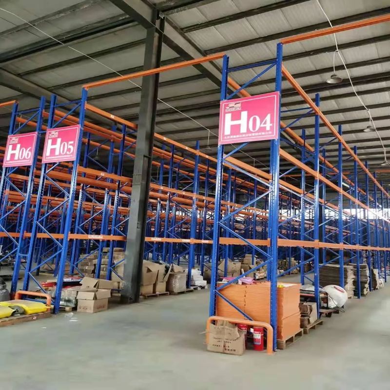 Sistema de estanterías para palets drive-in de 5 niveles, preparado para el futuro. Almacenamiento de metal de acero de alta resistencia para almacenes. Ajustable y duradero.