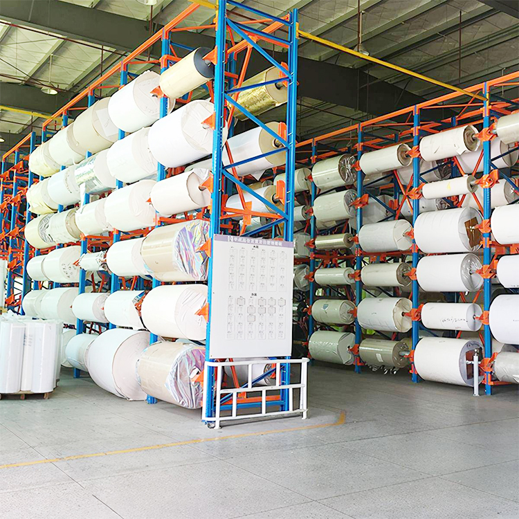Estantería apilable de acero resistente de alta calidad, con gran capacidad de carga y diseño personalizado para palets industriales.