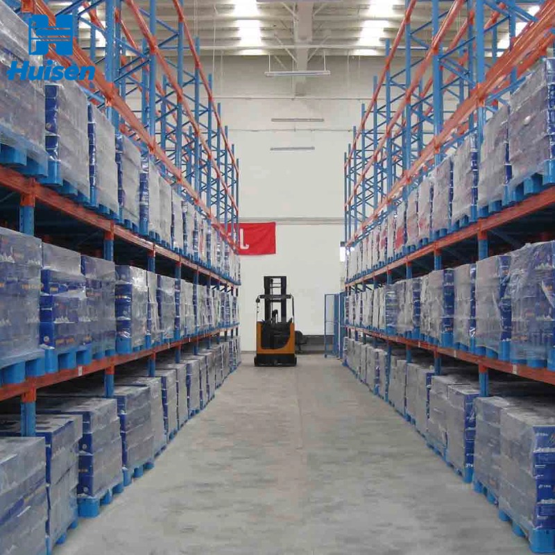 Estantería apilable metálica de alta resistencia con capacidad para 3000 kg, ideal para garajes y almacenes.