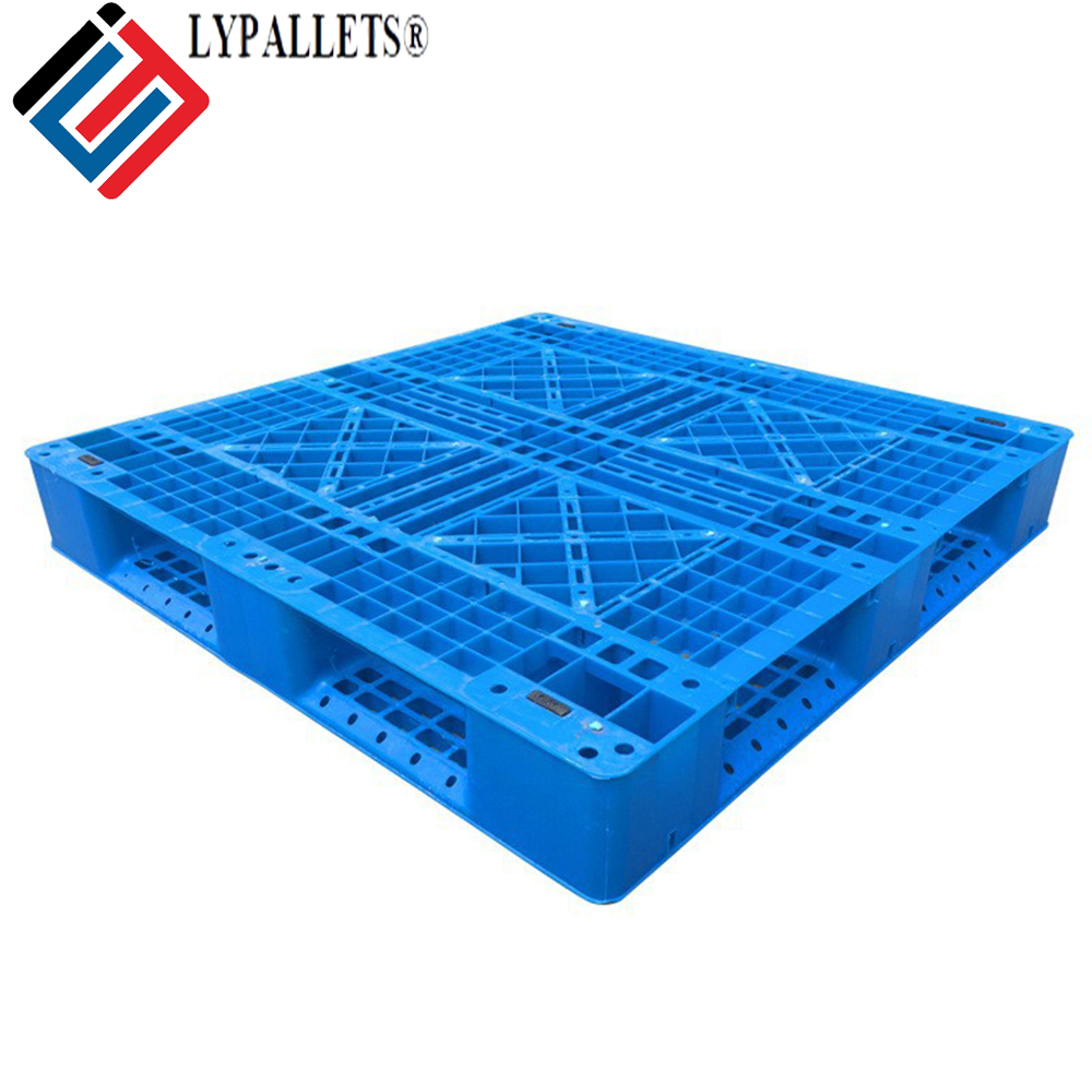 Palets industriales apilables de plástico de una sola cara de 4 vías para almacenamiento en estanterías, resistentes y de una sola plataforma, de fabricación europea.