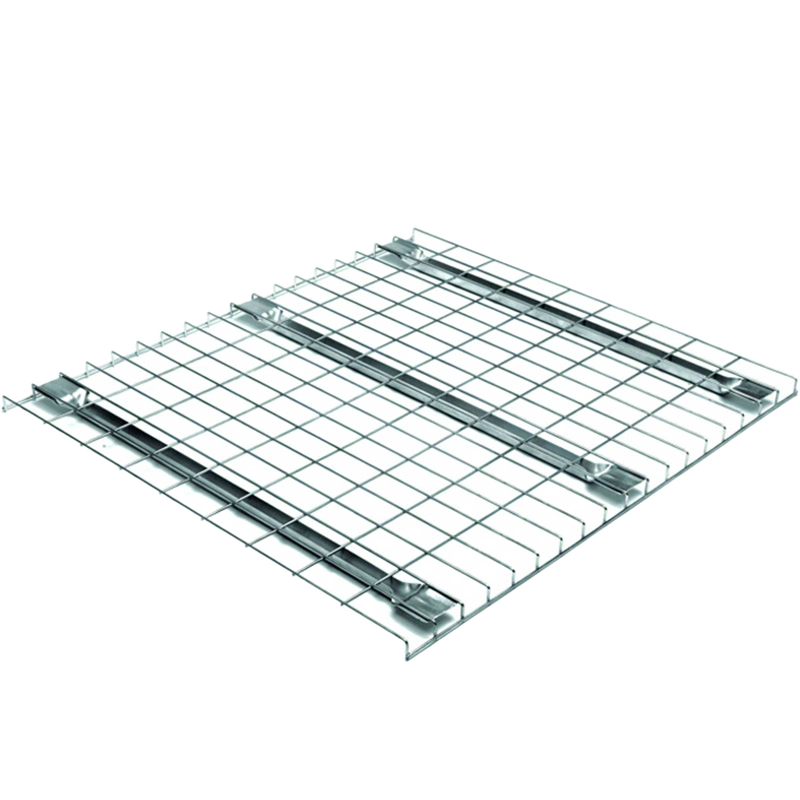 Estantería para palets de doble profundidad con plataforma de malla metálica.