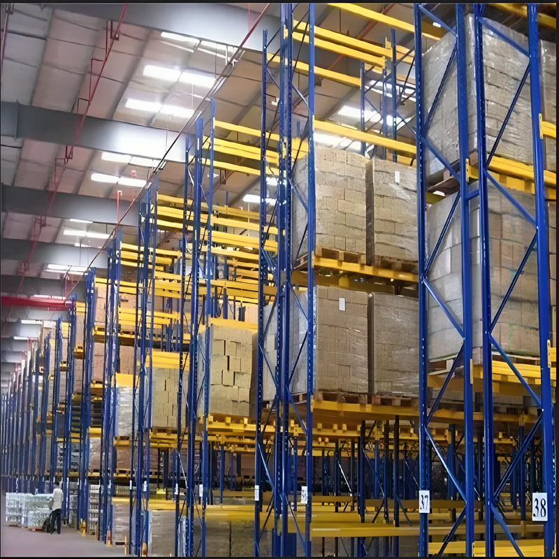 Sistema de estanterías para palets drive-in de 5 niveles, preparado para el futuro. Almacenamiento de metal de acero de alta resistencia para almacenes. Ajustable y duradero.