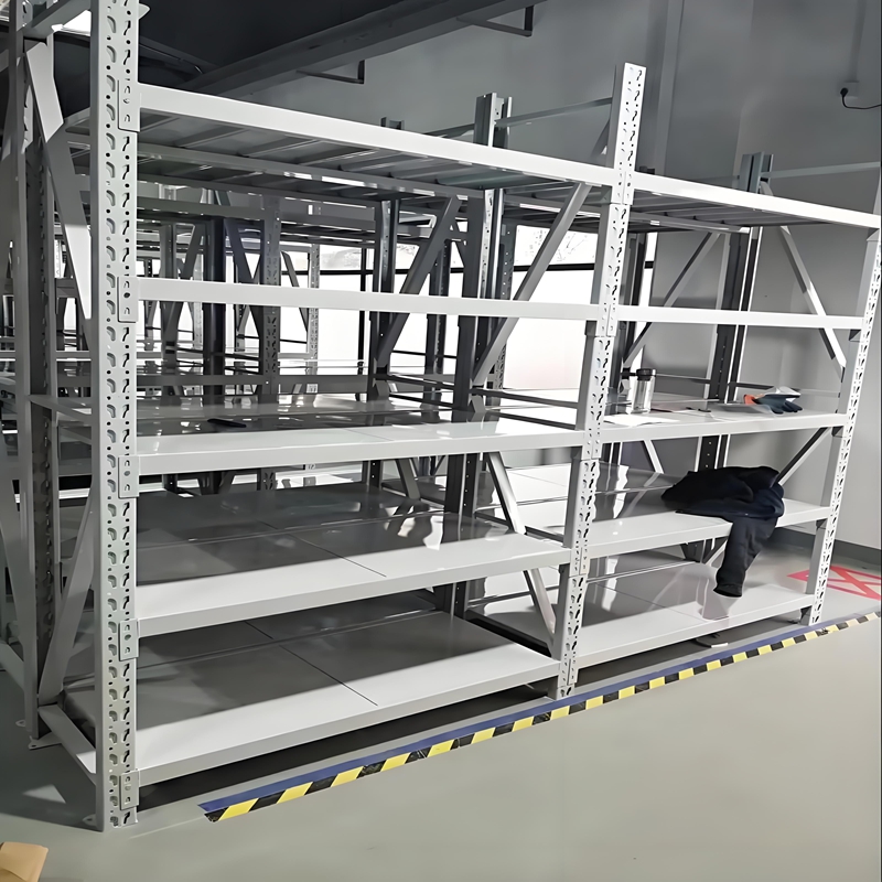 Estanterías metálicas industriales de uso medio para almacenes y depósitos. Estanterías apilables.