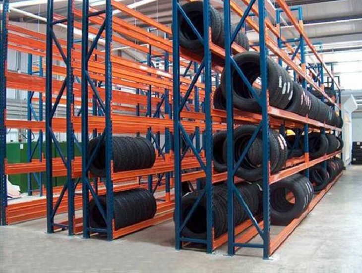 Los sistemas de estanterías para palets Tear Drop 100% selectivas permiten el acceso a cada palet. Este diseño de estantería de almacenamiento es económico y eficiente.