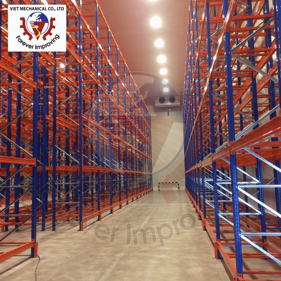 Sistema de estanterías de doble profundidad para almacenes y centros de distribución de almacenamiento de palets de alta densidad.